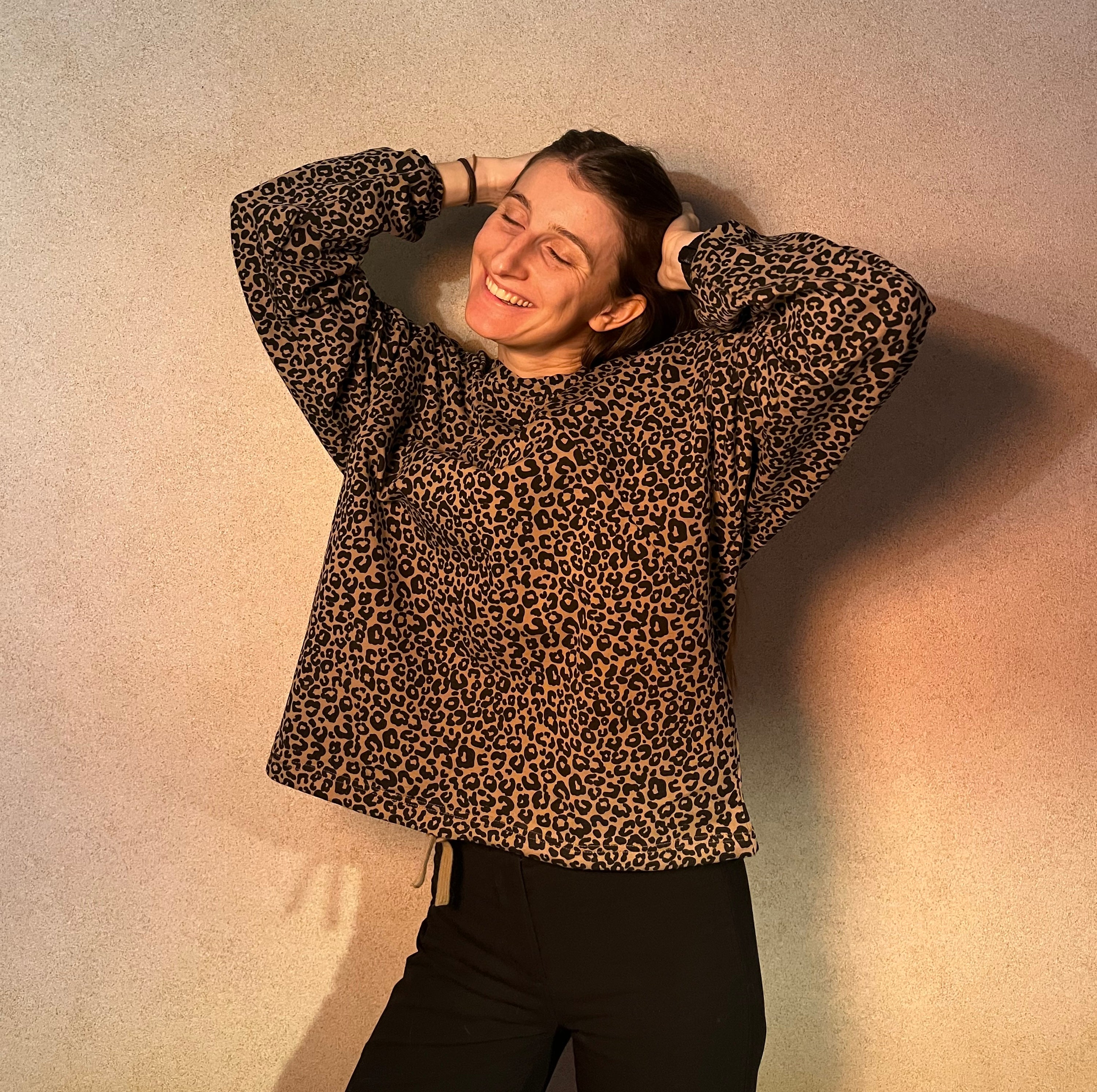 Leoprint-Still-Sweater aus Bio-Baumwolle